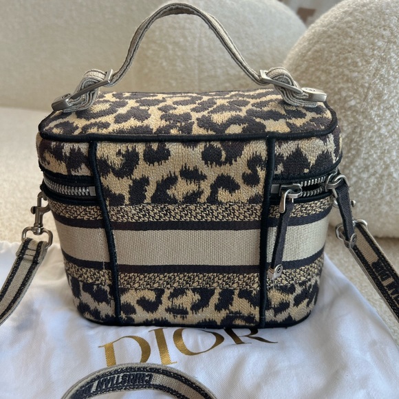 Christian Dior Mizza embroidered canvas vanity bag RARE.
100% Authentic. - Picture 3 of 11